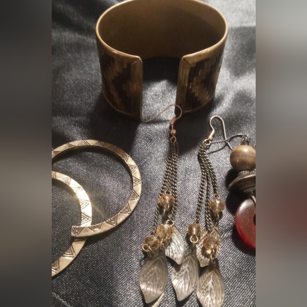 Chevron Cuff & 3 pairs of earrings Distressed gold ,brass tone. Boho - Picture 6 of 7